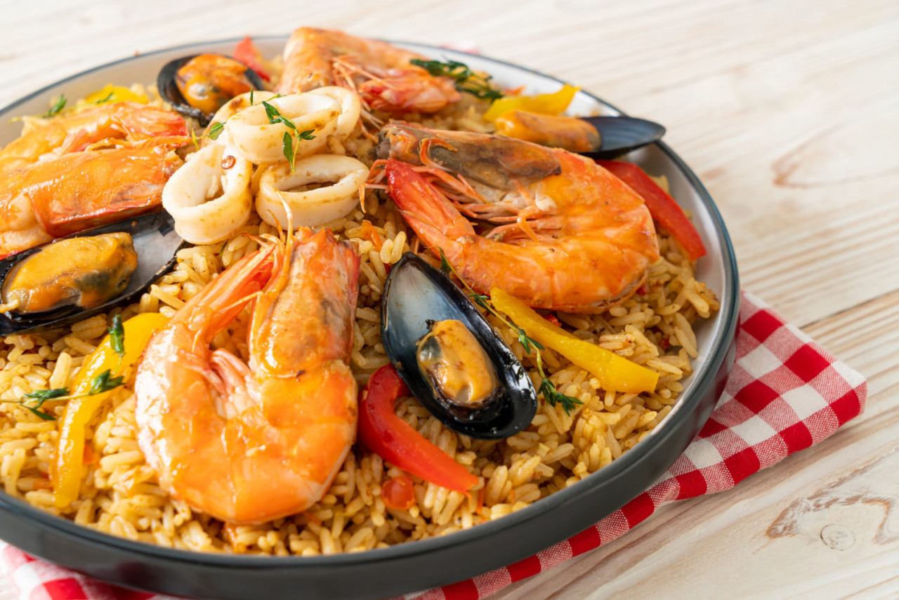 paella marisco gambas almejas mejillones sobre arroz azafran estilo comida espanola