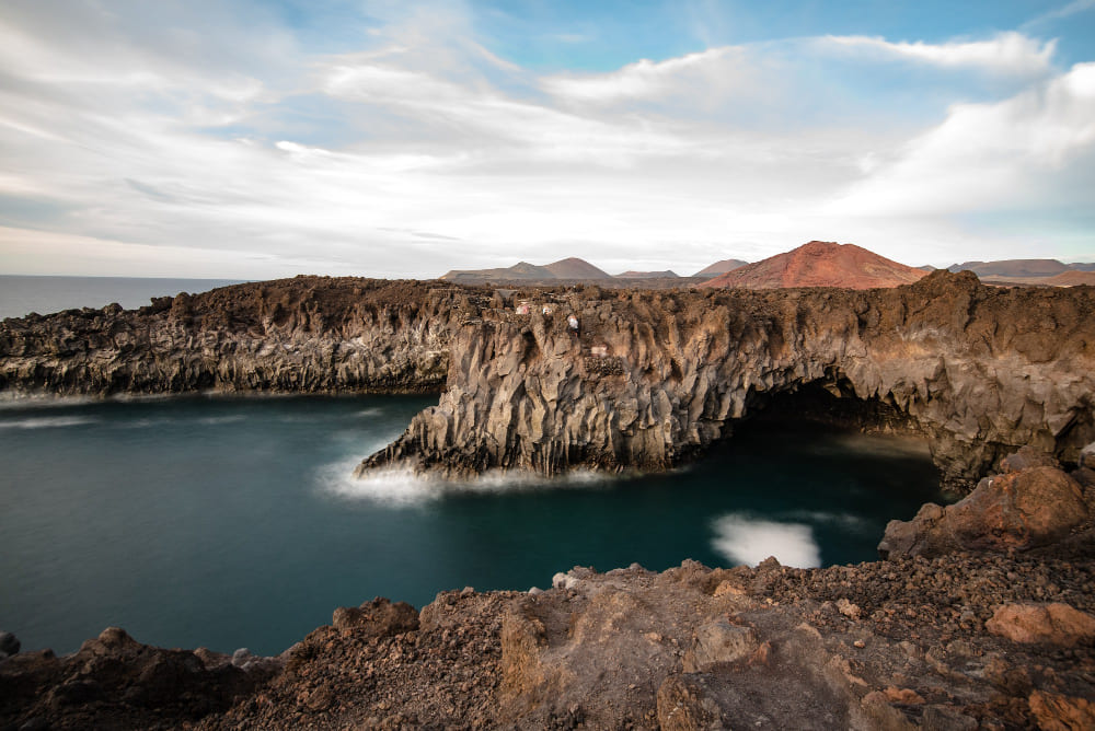 paesaggio della costa vulcanica di los hervideros con grotte marine dove le onde si infrangono