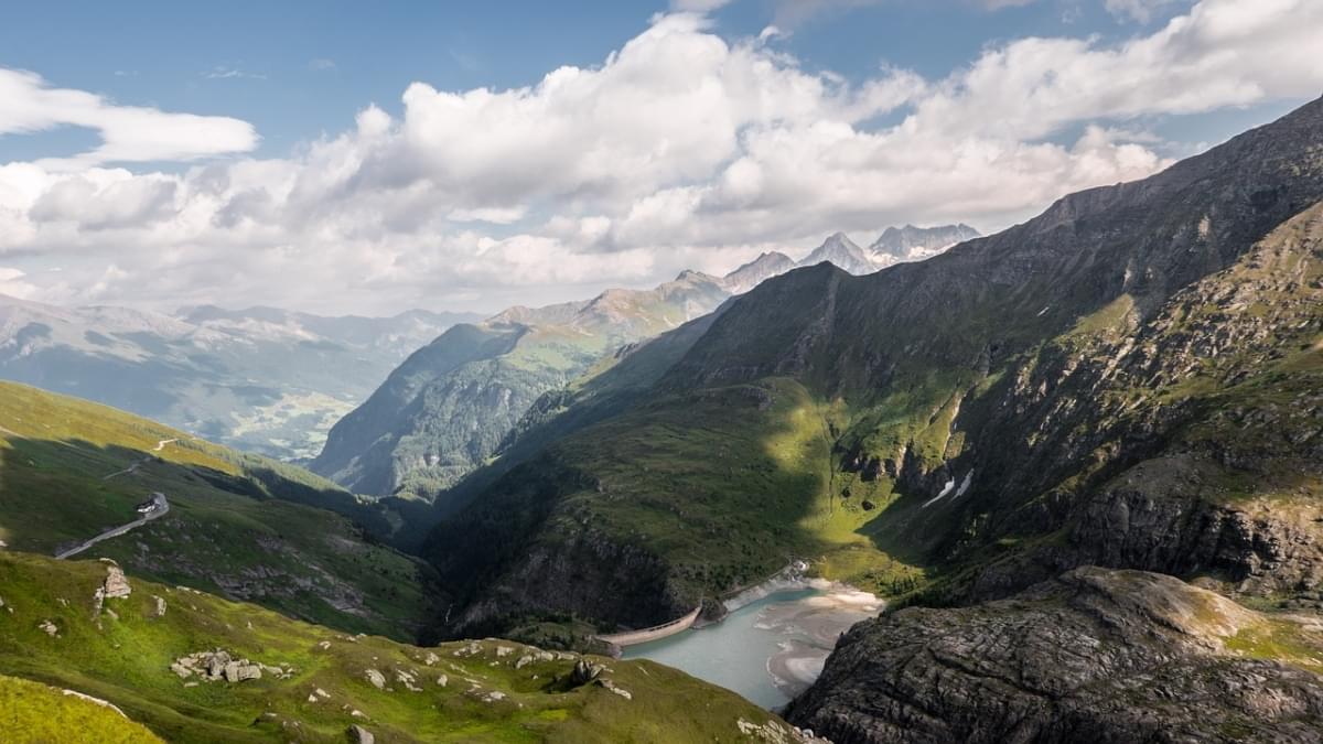 paesaggio strada tra le montagne