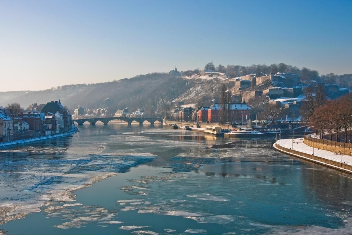 paesaggio sul fiume di namur belgio