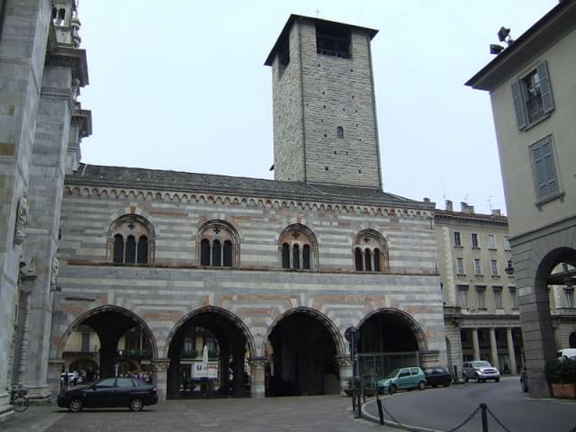 palazzo del broletto como