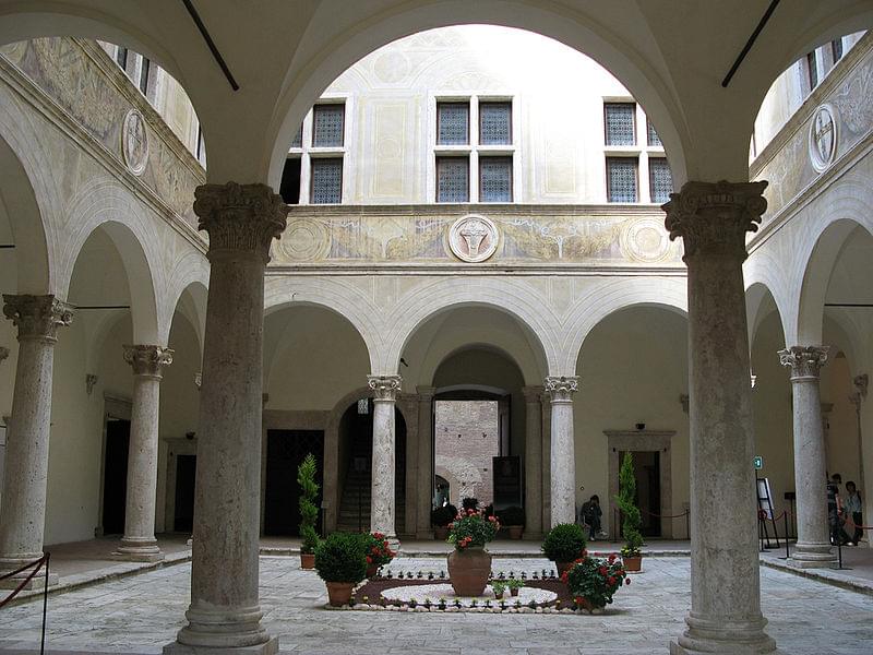 palazzo piccolomini 03 cortile