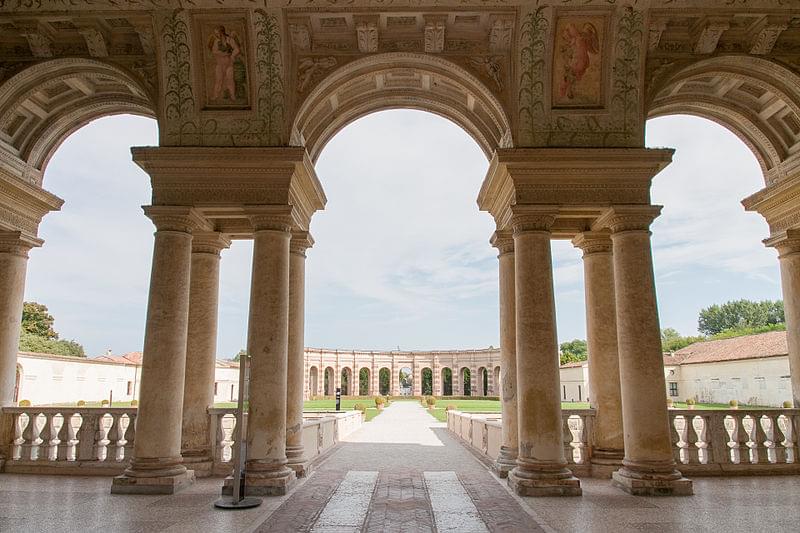 palazzo te veduta del giardino interno 1