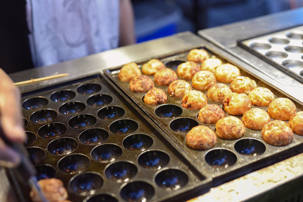 palline takoyaki nel cibo di strada di jalan alor a kuala lumpur