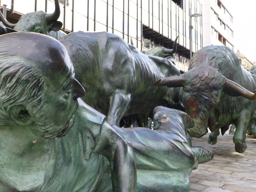 pamplona statua corsa tori