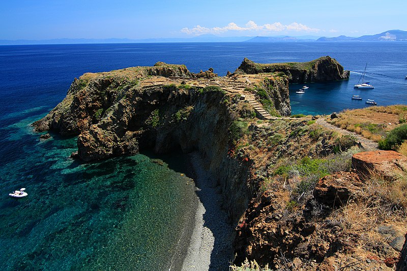 panarea vista sul villaggio preistorico