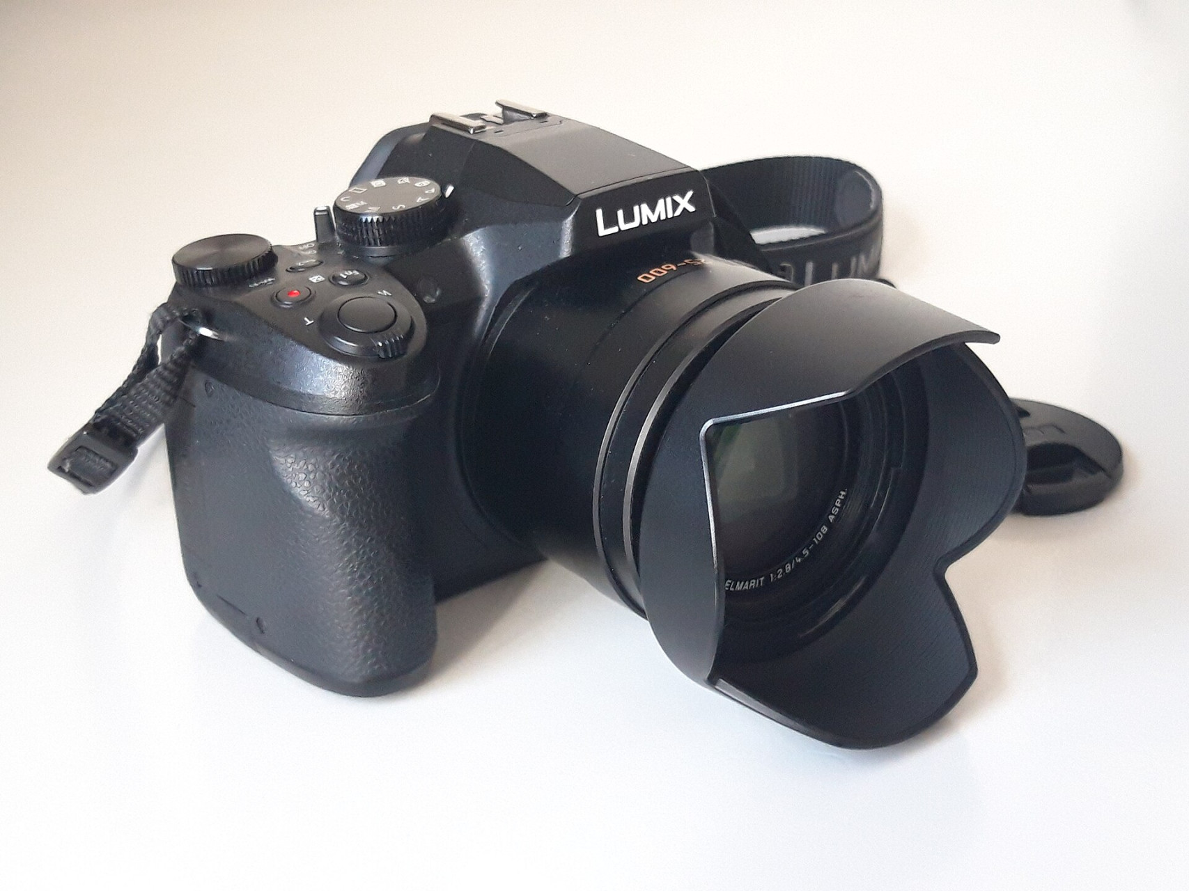 panasonic lumix dmc fz300 front with lens hood