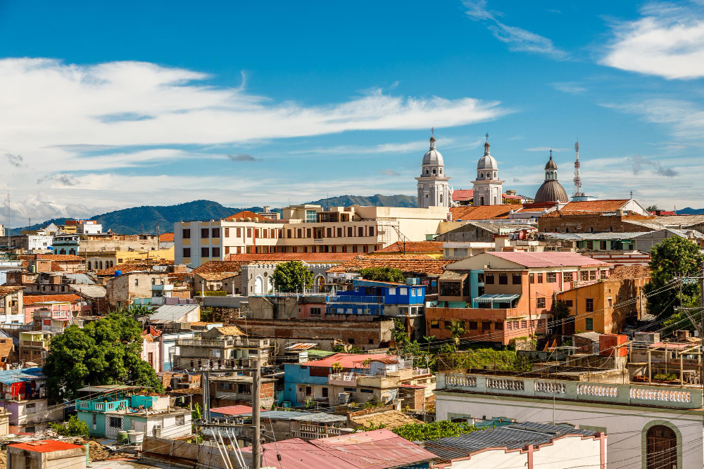 panorama del centro della citta con vecchie case e poveri blocchi di baraccopoli santiago de cuba cuba