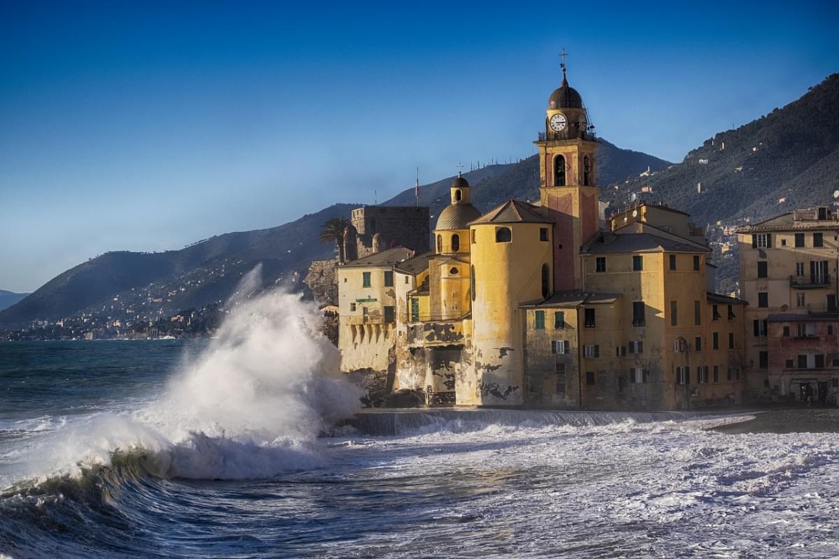 panorama mareggiata camogli liguria