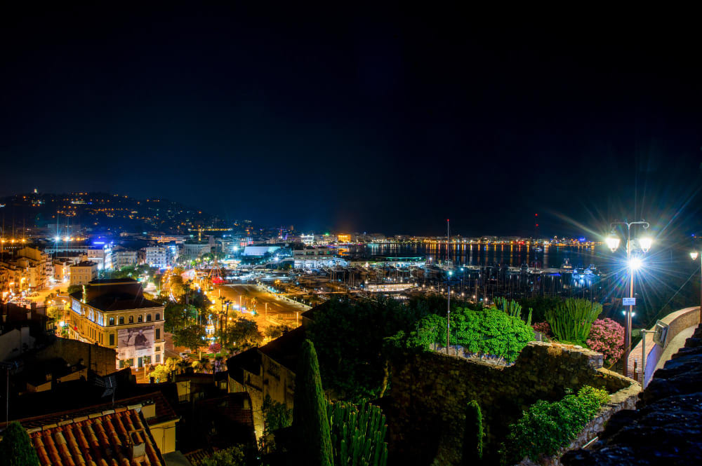 panorama notturno della citta di cannes francia