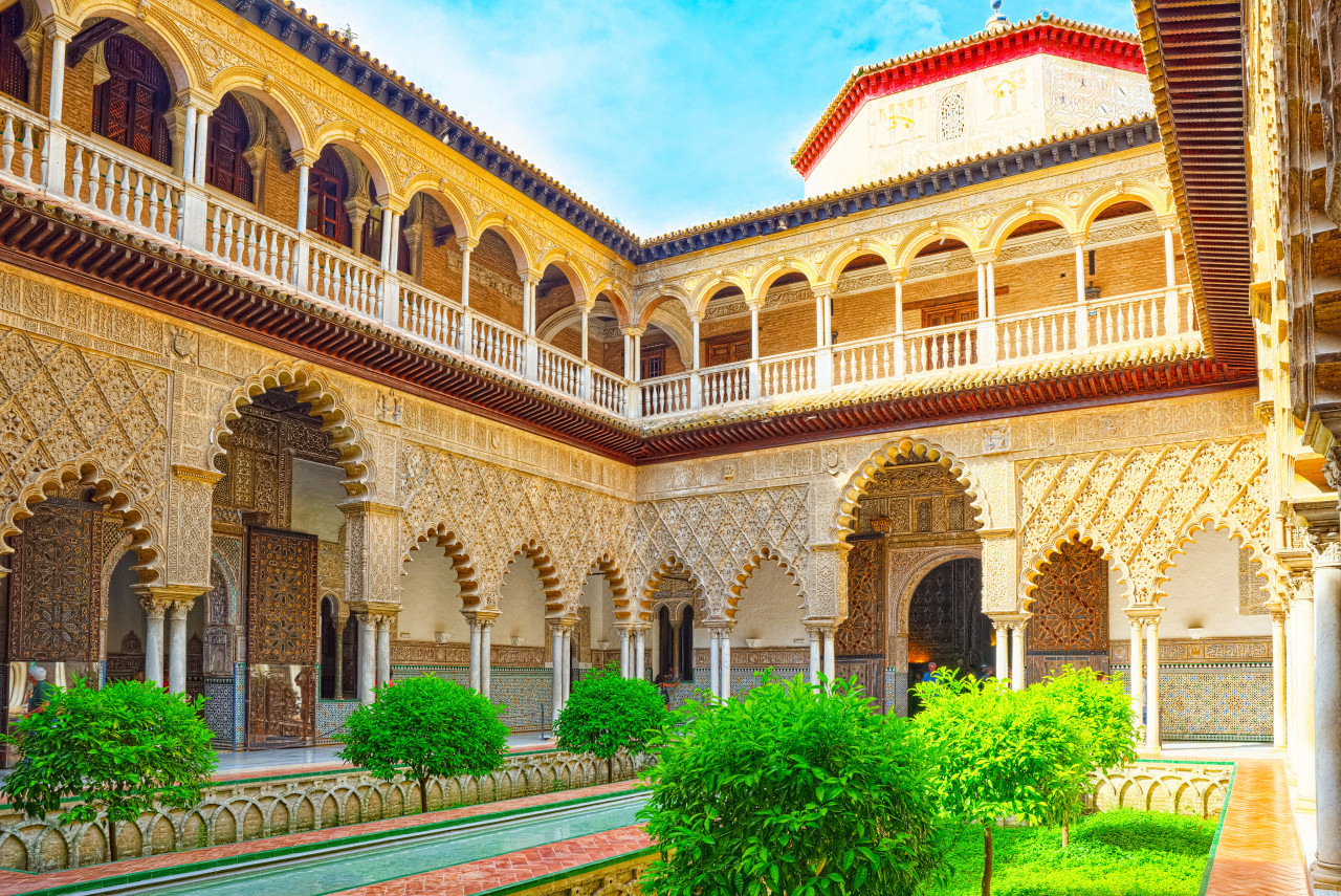 panoramic view inner patio maidens courtyard patio de las doncellas royal alcazar seville