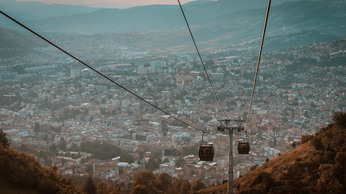 panoramica de traffico a sarajevo bosnia