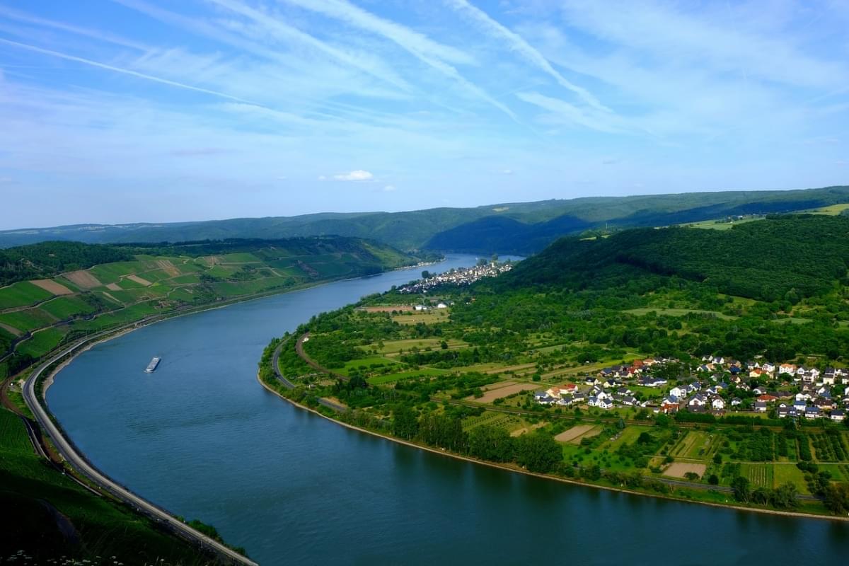 panoramica del letto del fiume reno