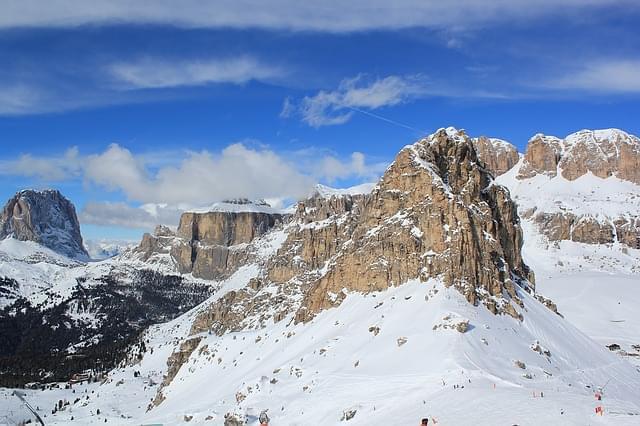 panoramica di alba canazei innevata