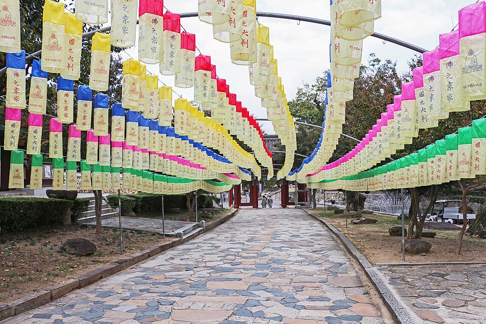 paper lanterns at tongdosa temple 01