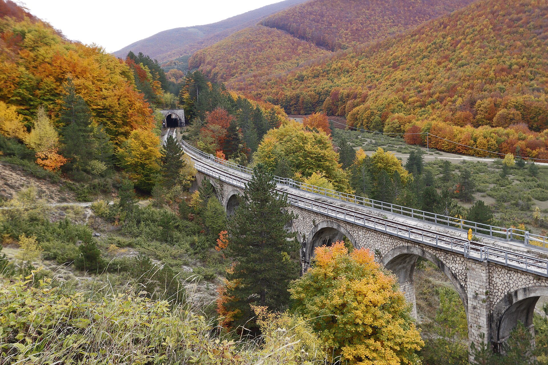 parco nazionale della maiella ferrovia dei parchi verso la stazione di