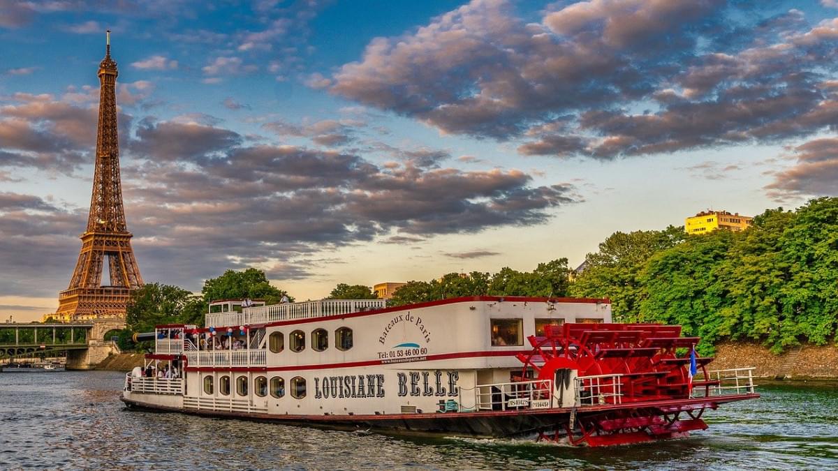 parigi fiume barca senna