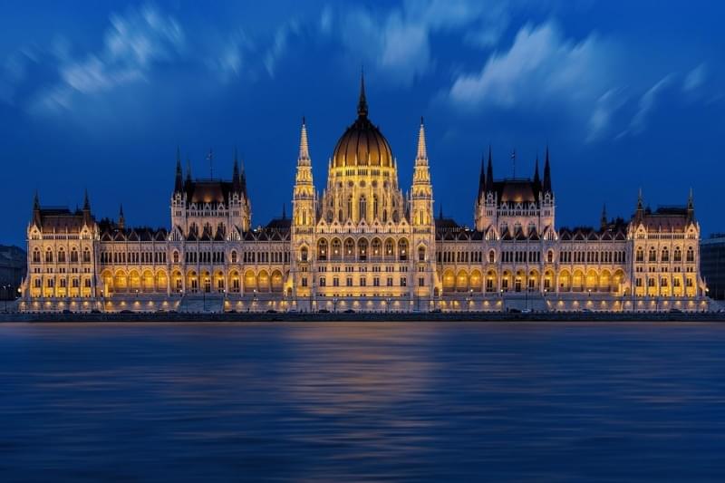 facciata del parlamento di budapest