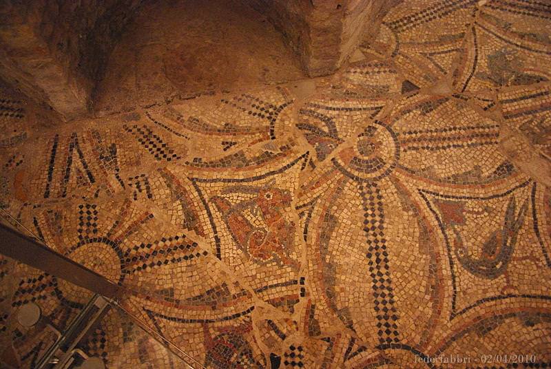 particolare di un mosaico nella cripta rasponi
