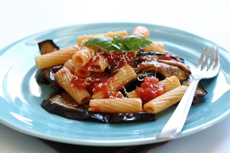 pasta alla norma maccheroni con melanzare e sugo