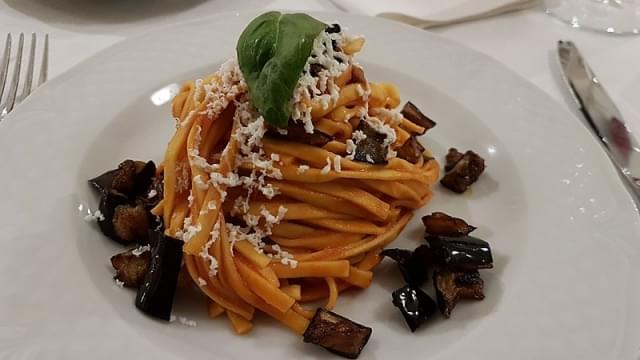 pasta norma con ricotta salata e melanzane