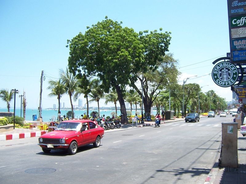pattaya beach road 2007