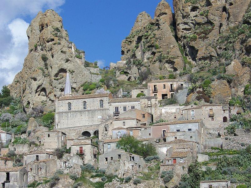 pentedattilo vista del paese fantasma