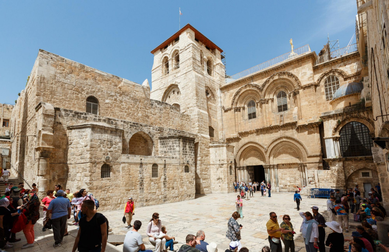 people gates church holy sepulchre jerusalem