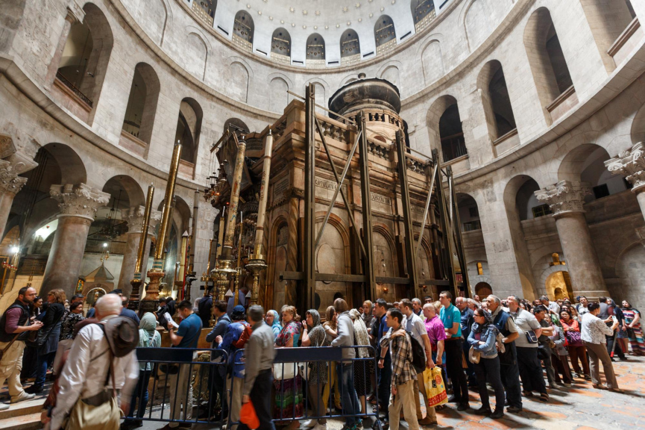 people visiting church holy sepulchre jerusalem