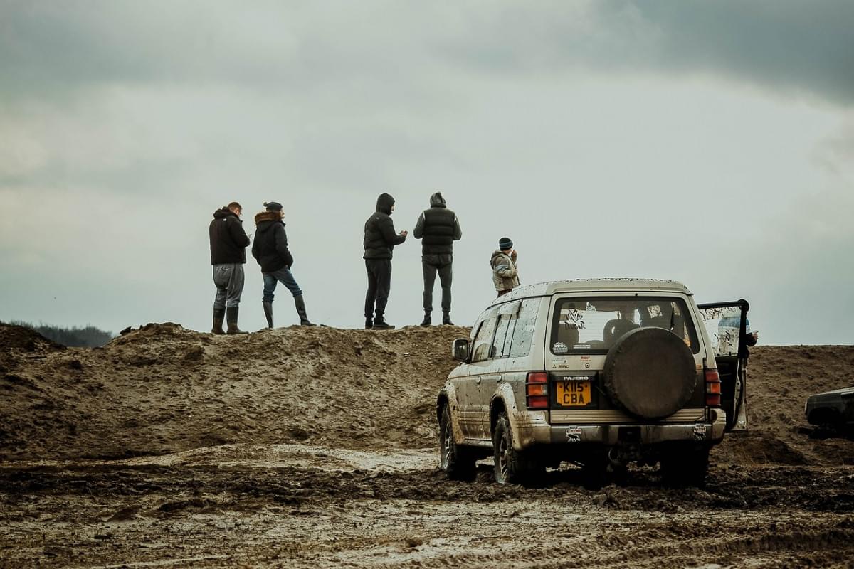 persone fuori strada veicolo gruppo