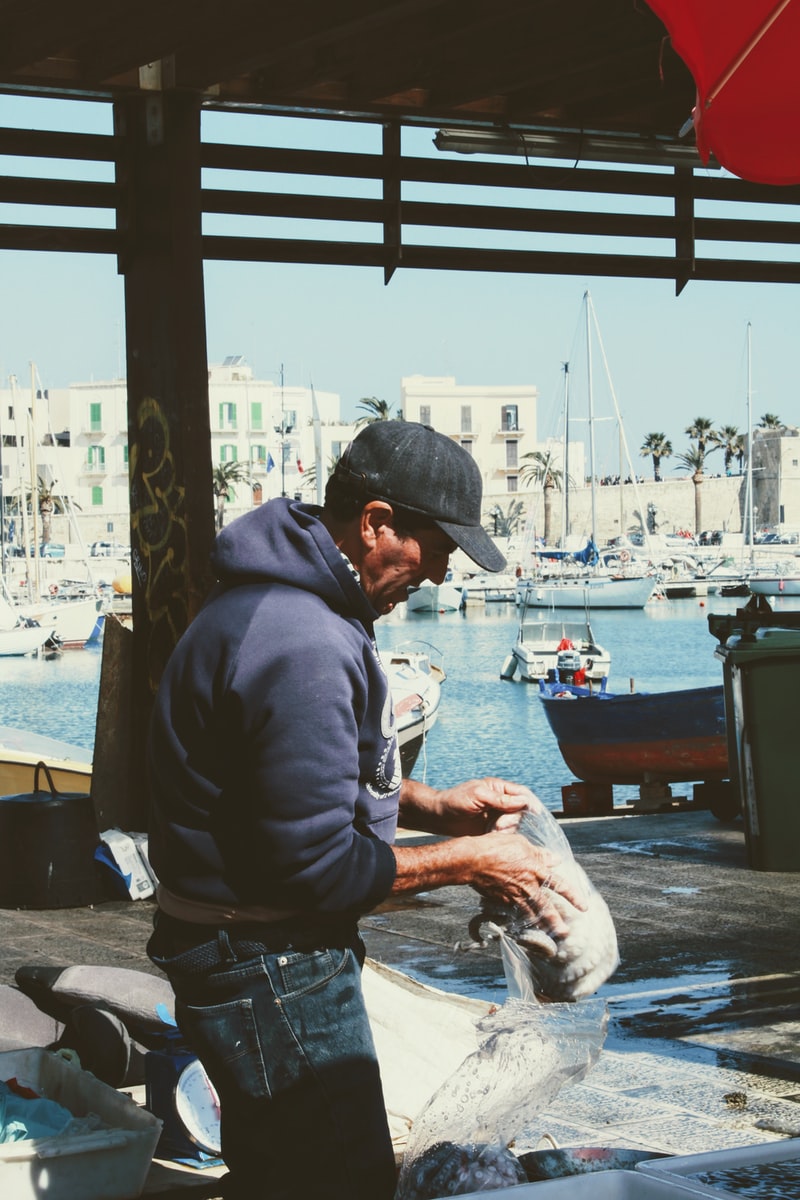 pescatore al molo sant antonio bari