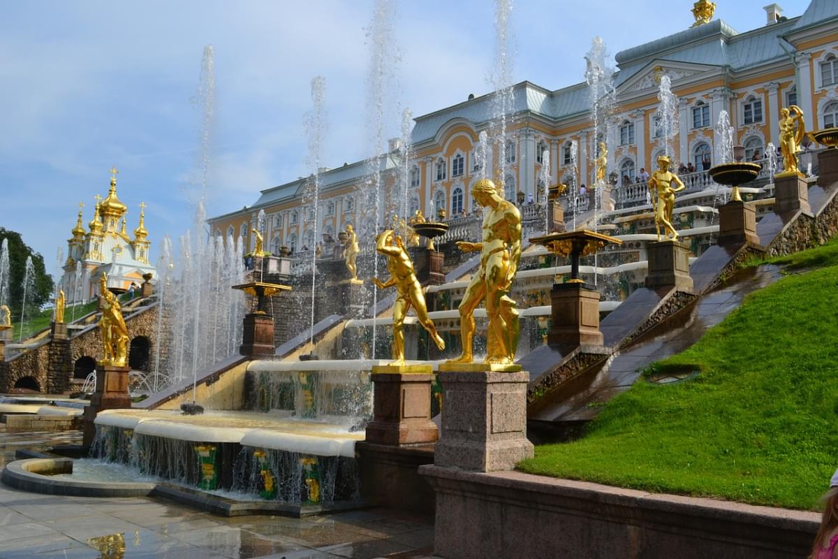 peterhof russia petrodvorets palace