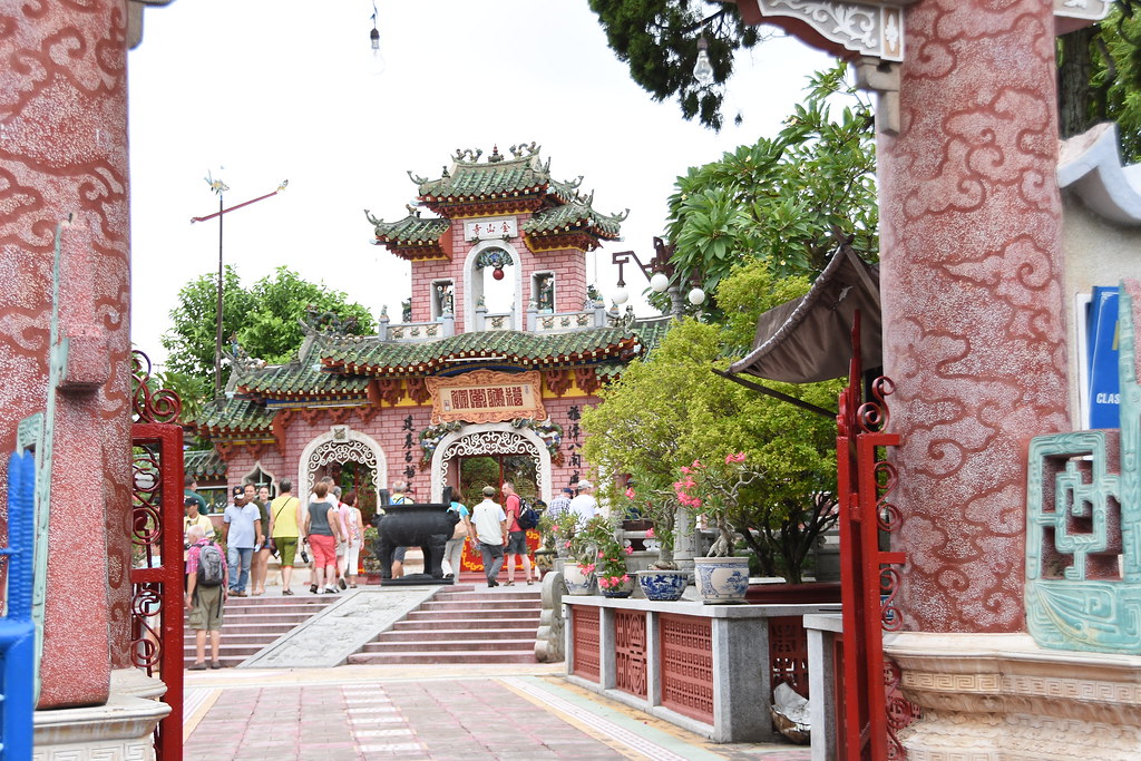 phuoc kien assembly hall yet another substantial shrine