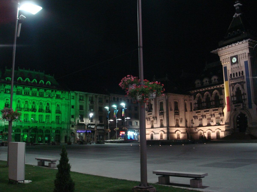 piata mihai viteazul palatul administrativ craiova - foto di emilian1