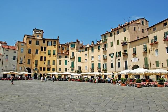 piazza anfiteatro di lucca lucca 1