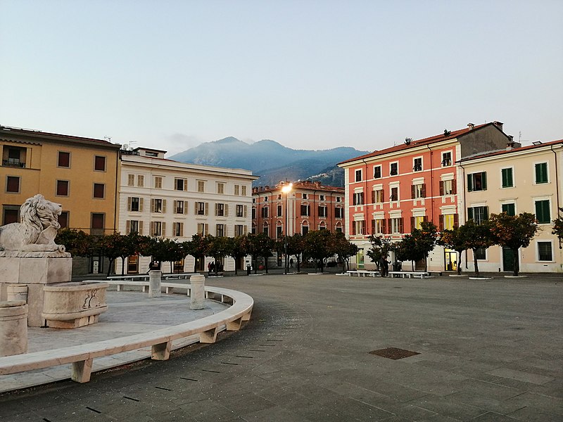 piazza aranci massa