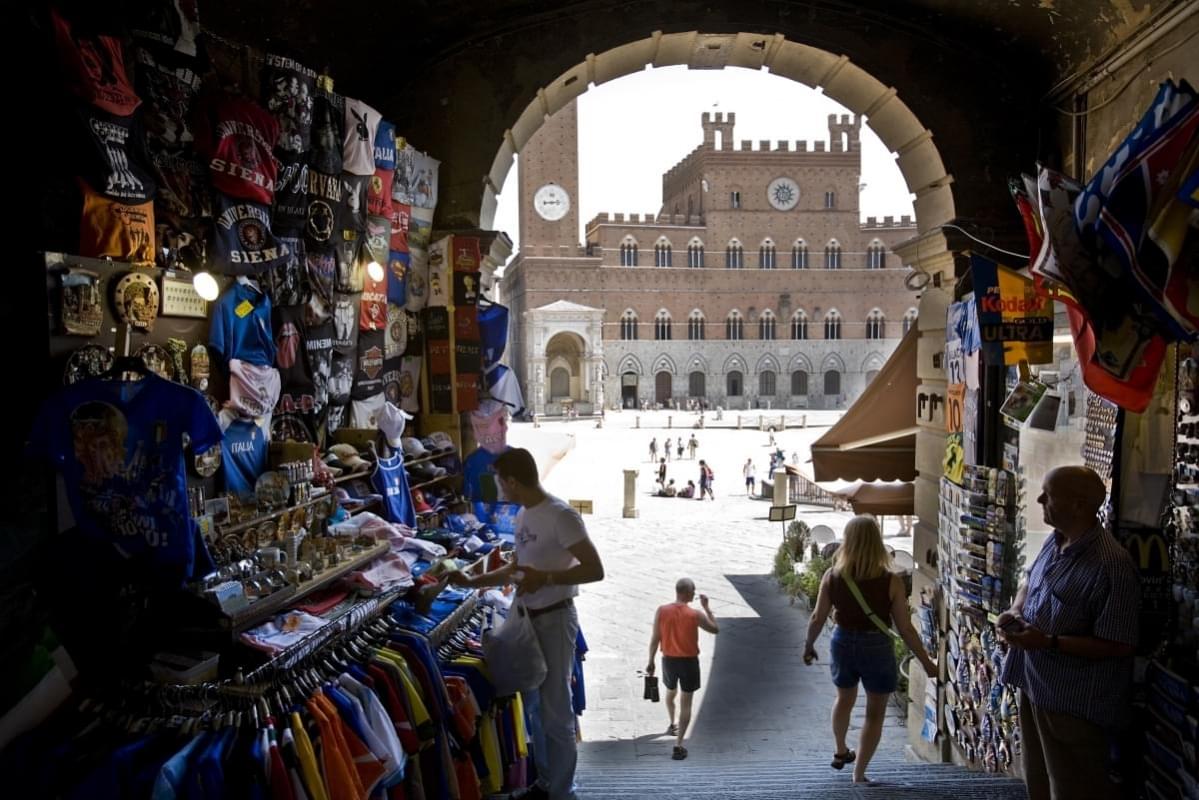 piazza del campo siena bancarelle