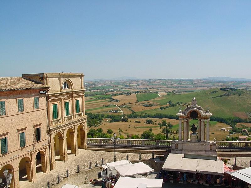 piazza del comune di treia con busto di pio vi