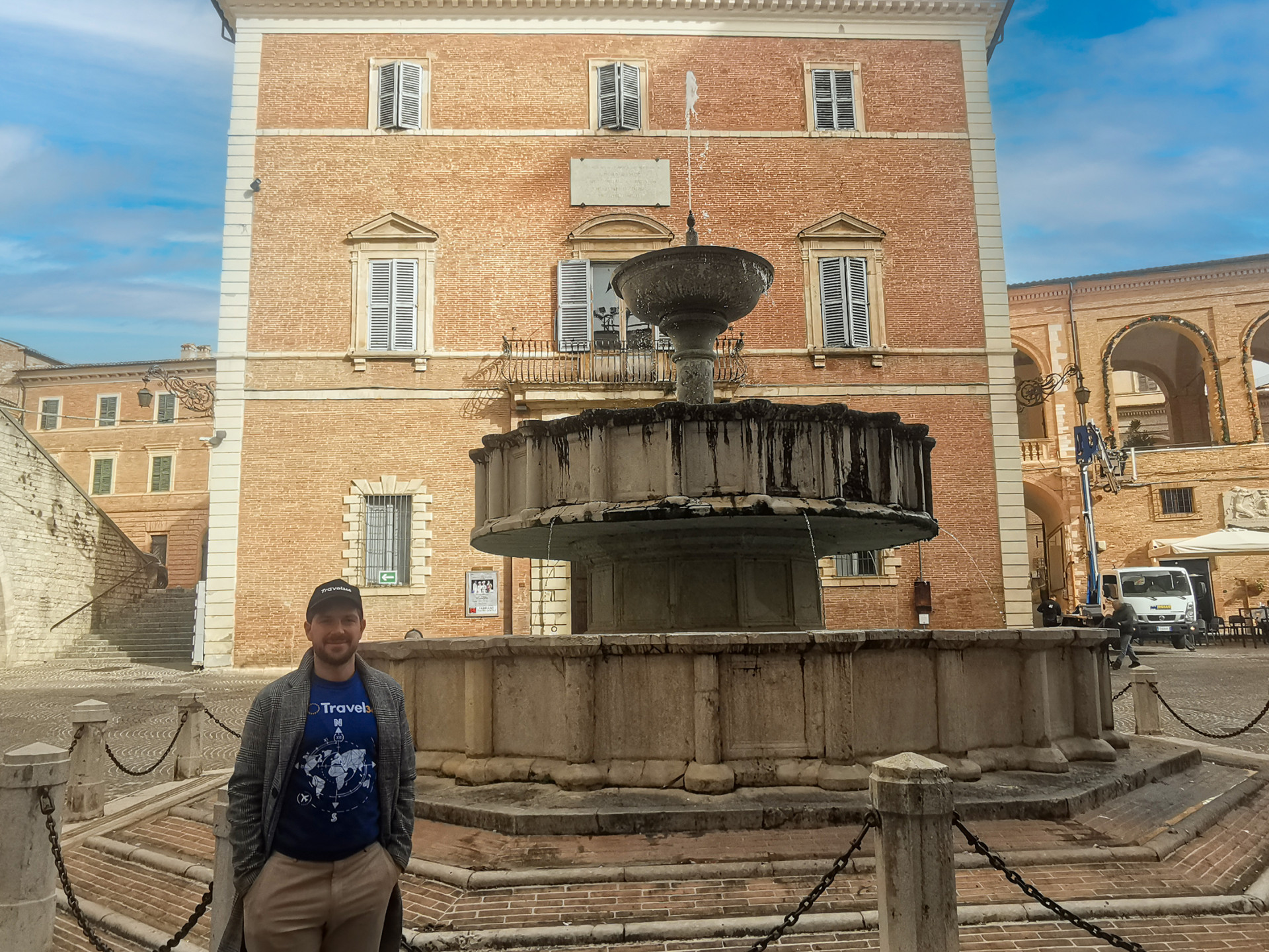 piazza del comune e loggiato 5