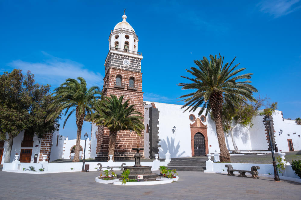piazza della chiesa di teguise lanzarote isole canarie spagna