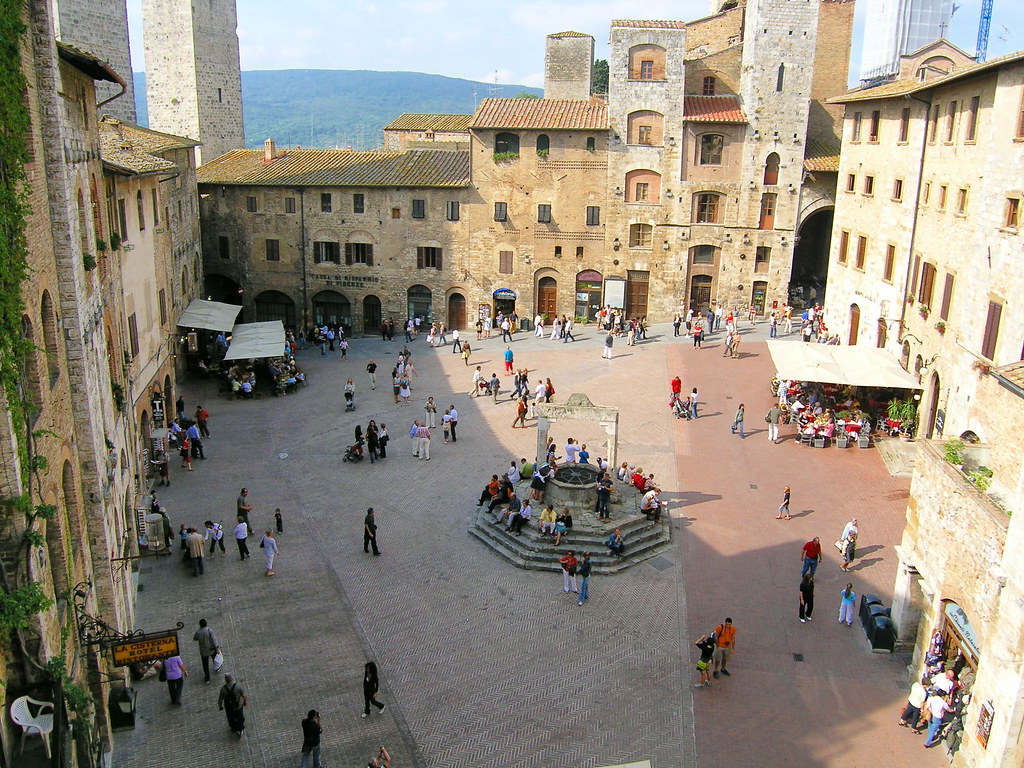 piazza della cisterna san gimignano ii