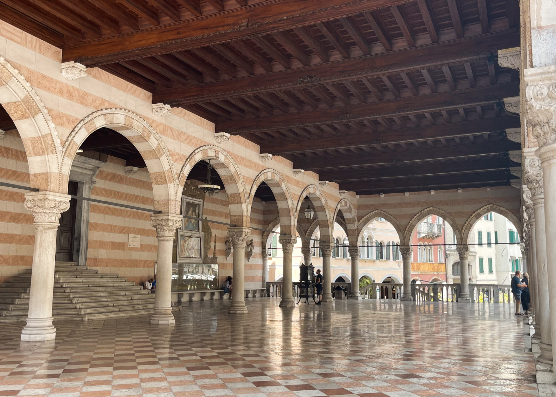 piazza della liberta e loggia del lionello3