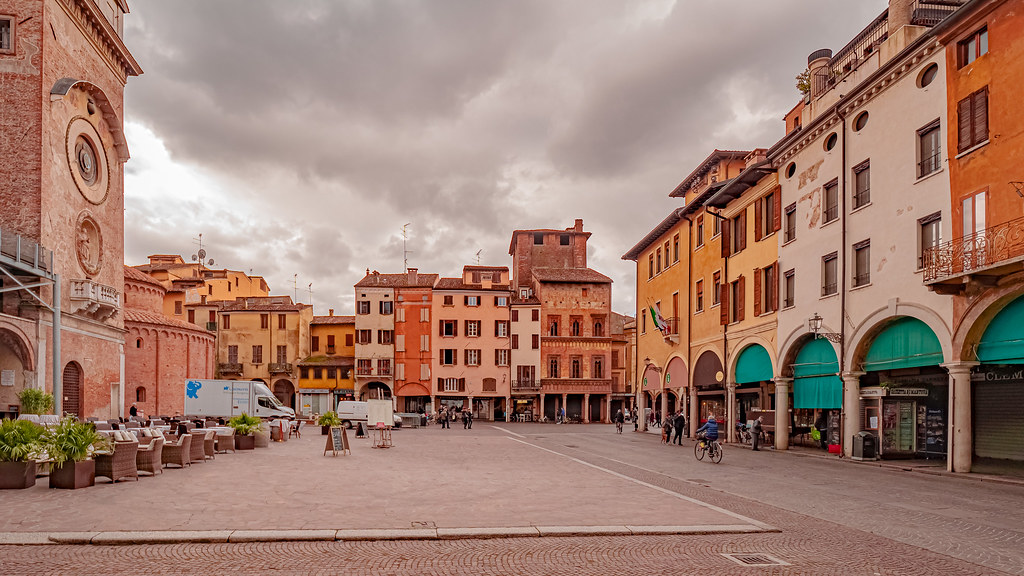 piazza delle erbe mantova italia