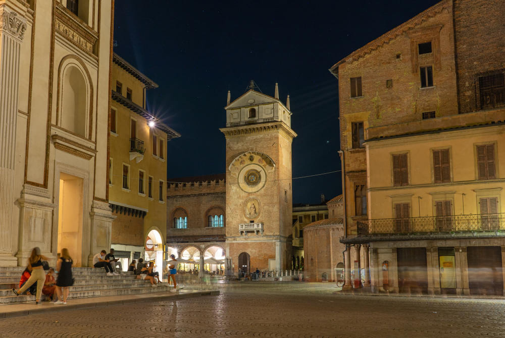 piazza delle erbe mantova night