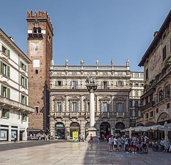 Verona piazza delle erbe palazzo maffei