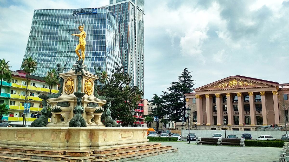 piazza fontana nettuno batumi - foto di sergey sebelev