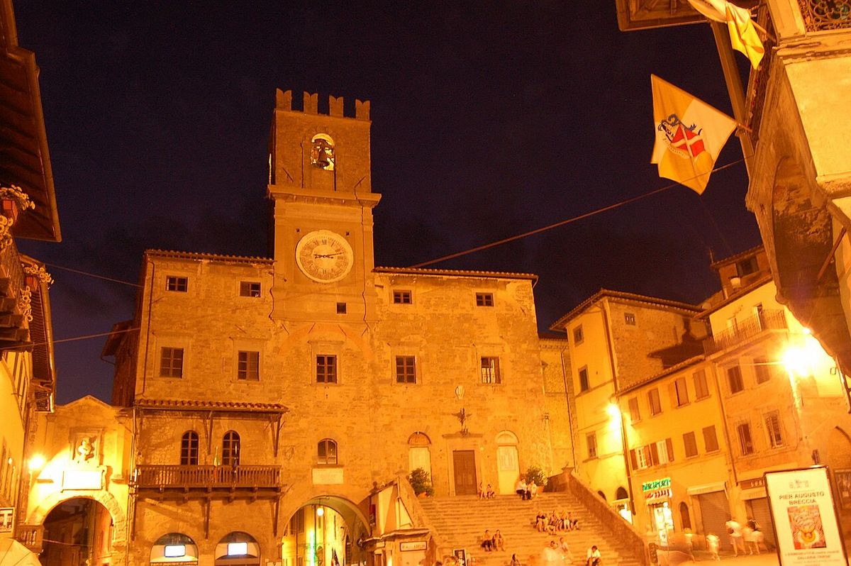 piazza repubblica palazzo comunale cortona - foto di michael paraskevas