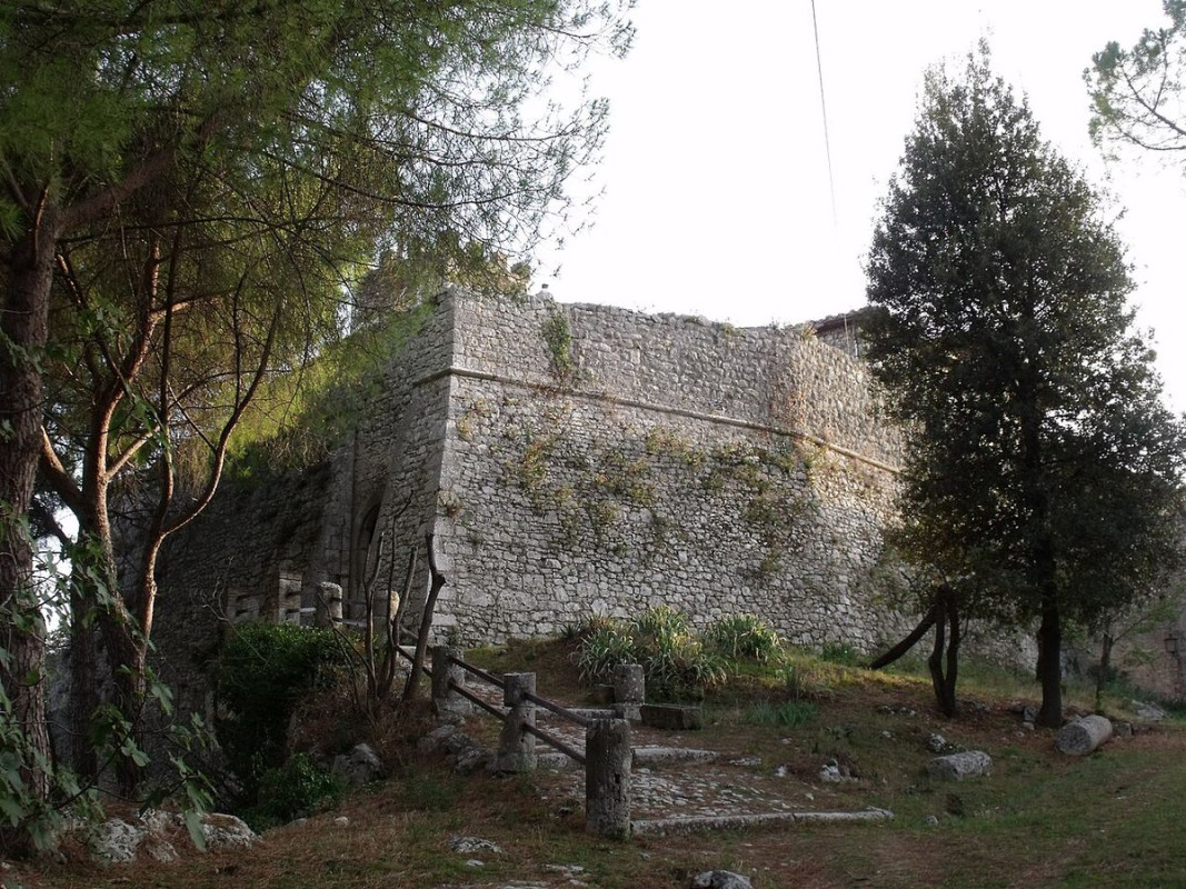piazza vittorio veneto mura borgo saturnia - foto di ligadue