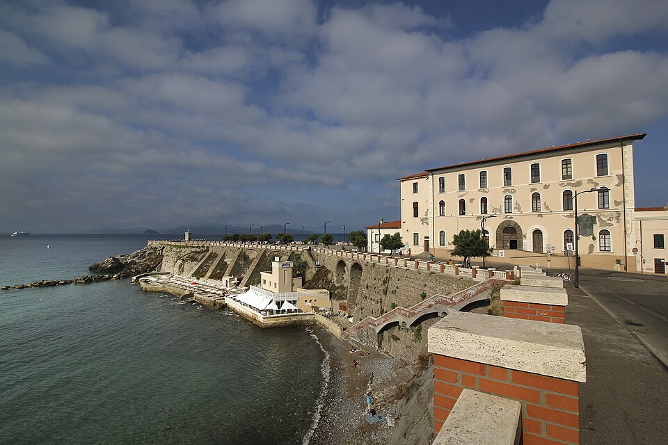 piombino palazzo appiani museo del mare sullo sfondo piazza bovio