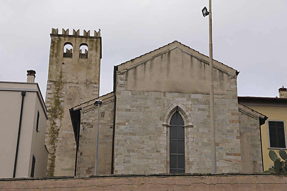 piombino piazza dei grani particolare della chiesa di sant antimo sopra i canali